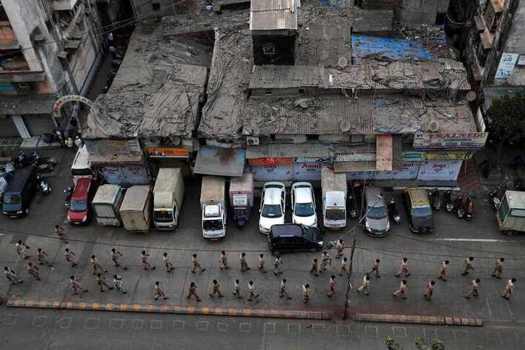 Cảnh sát tuần tra tại khu ổ chuột Dharavi.