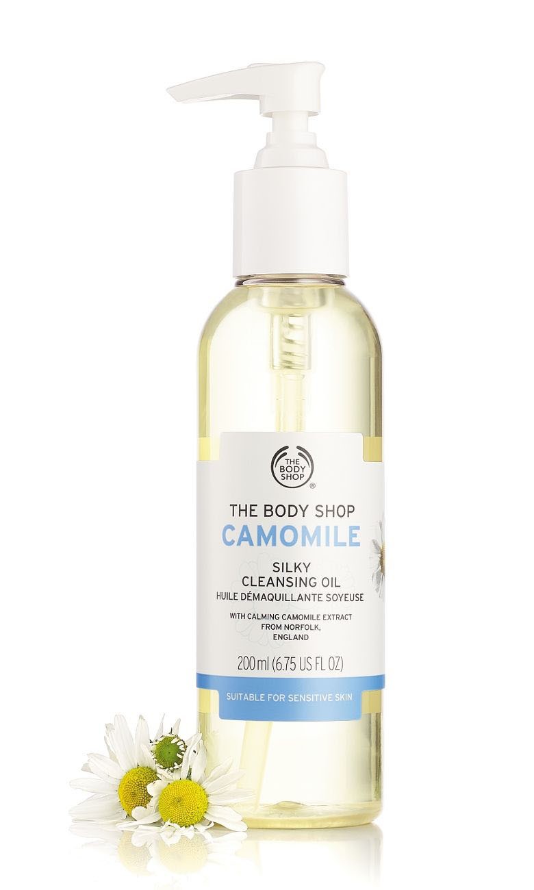   Tẩy trang dạng dầu The Body Shop có chiết xuất từ hoa cúc.   