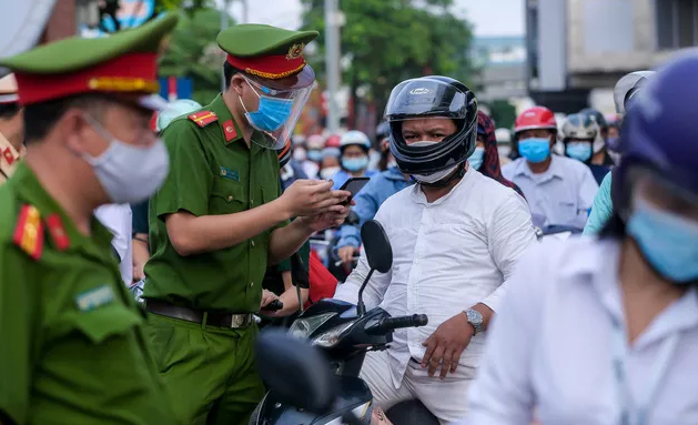   Người dân không có giấy đi đường bản cứng, và có giấy đi đường bản mềm được lưu trên điện thoại  