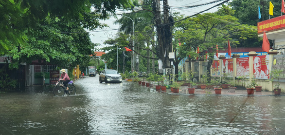   Tuyến đường tại khu vực phường Anh Dũng, quận Dương Kinh, Hải Phòng lênh láng nước - Ảnh: Tuổi Trẻ  