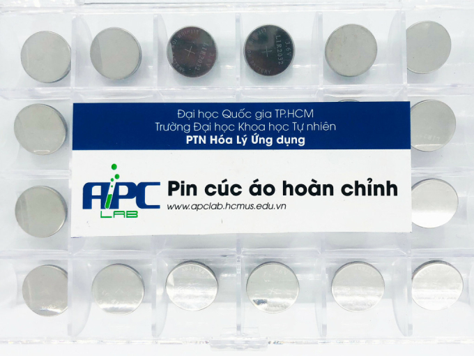 Pin cúc áo từ vỏ trấu được sản xuất thử nghiệm. Ảnh: Nhóm nghiên cứu