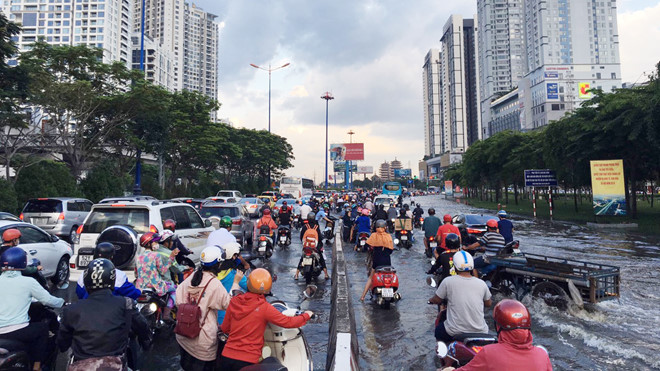 Nhiều tuyến đường tại TP.HCM ngập nước vì triều cường lên cao