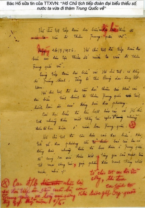   Báo chí là kênh thông tin vô cùng quan trọng của Chủ tịch Hồ Chí Minh, trong đó Bác luôn dành tình cảm, sự quan tâm đặc biệt cho Việt Nam Thông tấn xã (nay là Thông tấn xã Việt Nam). Dù bận trăm công nghìn việc, hằng ngày, Bác vẫn dành thời gian nghe đài, đọc bản tin của VNTTX. Bác đã nhiều lần tự tay sửa từng câu, từng từ, duyệt tin bài, căn dặn về nghề với phóng viên VNTTX. Trong ảnh: Bút tích Bác Hồ sửa tin của TTXVN. (Ảnh: Tư liệu TTXVN)  