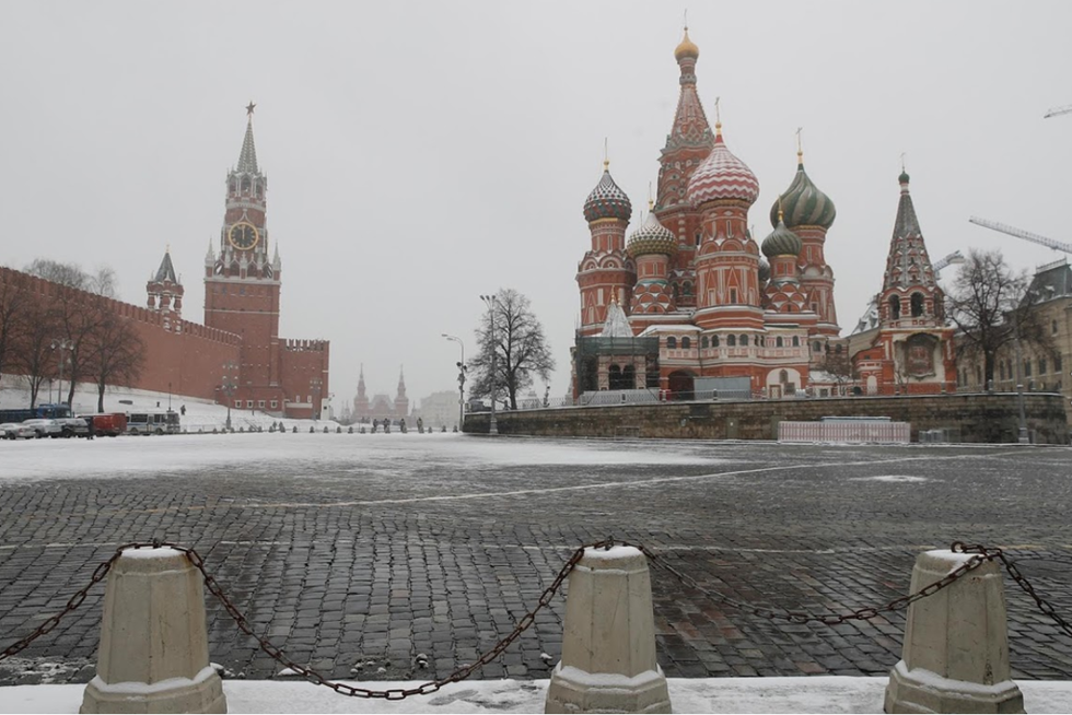 Tháp Spasskaya, Điện Kremlin và nhà thờ tại Moscow, Nga. Từ 0h ngày 30/3, Nga thực hiện đóng cửa biên giới đường bộ, đường sắt, đường thủy. Cụ thể, hãng tin Ria-Novosti dẫn lời Thủ tướng Nga Mikhail Mishustin cho biết ông đã chỉ thị hạn chế qua lại biên giới Nga do những diễn biến phức tạp của đại dịch COVID-19.