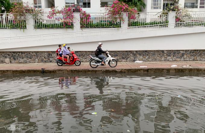 Nhiều đường khác ở TP Thủ Đức như Hồ Văn Tư, Dương Văn Cam, Linh Đông, Lê Văn Việt... và các con hẻm đều bị ngập cục bộ.