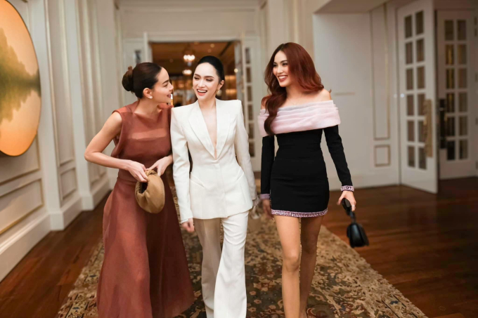 Dù có khoảnh khắc chụp đủ bộ tứ nhưng Hồ Ngọc Hà chỉ chia sẻ ảnh bên Hương Giang - Lan khuê