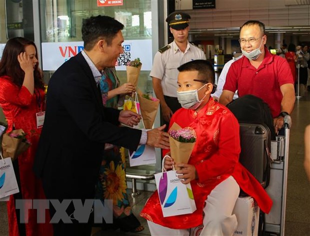 Tặng hoa, quà chúc mừng các vị khách đầu tiên đến xông đất Đà Nẵng bằng đường hàng không. (Ảnh: Trần Lê Lâm/TTXVN)