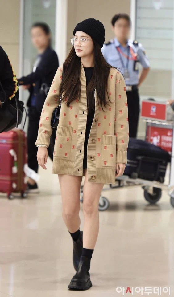 Jisoo từng không ít lần ghi điểm với outfit trẻ trung, cá tính khi diện cardigan mix cùng quần short. Nữ idol khiến người hâm mộ đứng ngồi không yên trong outfit 