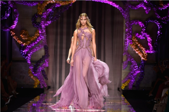 Show diễn Atelier Versace Autumn-Winter 2015. Các show diễn Couture không chỉ bán những sản phẩm may mặc mà còn là nơi quảng bá những sản phẩm sang trọng khác như son môi hay các sản phẩm da thuộc (Ảnh: Pascal Le Segretain/Getty Images).