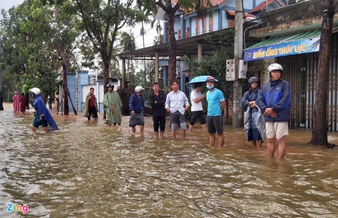 Tuyến quốc lộ 1 qua thị xã Hương Trà ngập sâu, hàng trăm ôtô dừng chờ nước rút