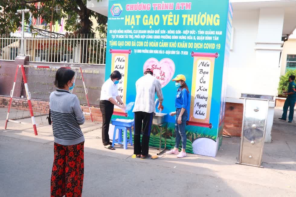 Ông Võ Ngọc Khanh, Phó chủ tịch CLB doanh nhân Quế Sơn - Nông Sơn - Hiệp Đức chia sẻ, đây là cây ATM gạo thứ 3 do CLB tài trợ trên địa bàn TP.HCM. Ảnh: Tri Thức