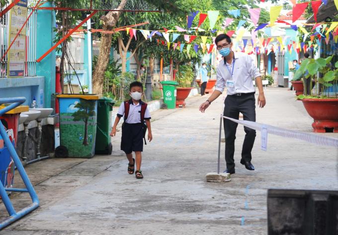         Tại điểm Trường tiểu học Thạnh An, học sinh cũng trở lại trường        