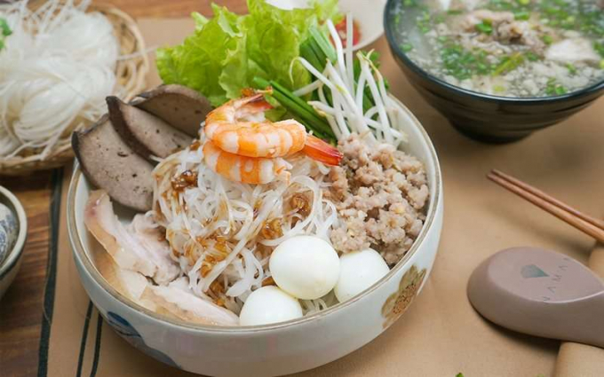 Sài Gòn là nơi hội tụ văn hóa bốn phương, thế nên ẩm thực nơi đây vô cùng phong phú. Chỉ là hủ tiếu thôi nhưng Sài Gòn đã có gần chục phiên bản như hủ tiếu Nam Vang, hủ tiếu gõ, hủ tiếu Mỹ Tho, hủ tiếu Sa Đéc, hủ tiếu sa tế, hủ tiếu mực, hủ tiếu cá, hủ tiếu bò kho, hủ tiếu bò viên...