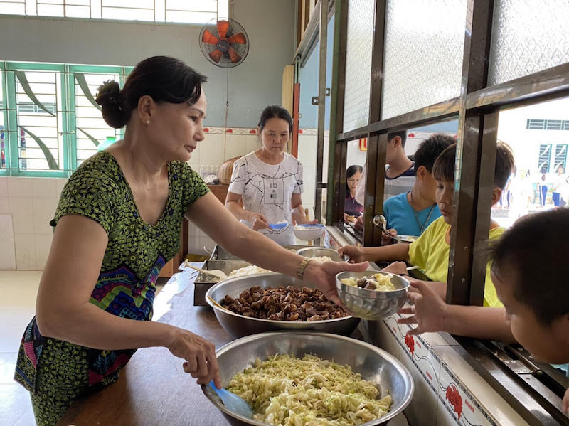 300 phần quà Tết đến với các em nhỏ cơ nhỡ, khó khăn