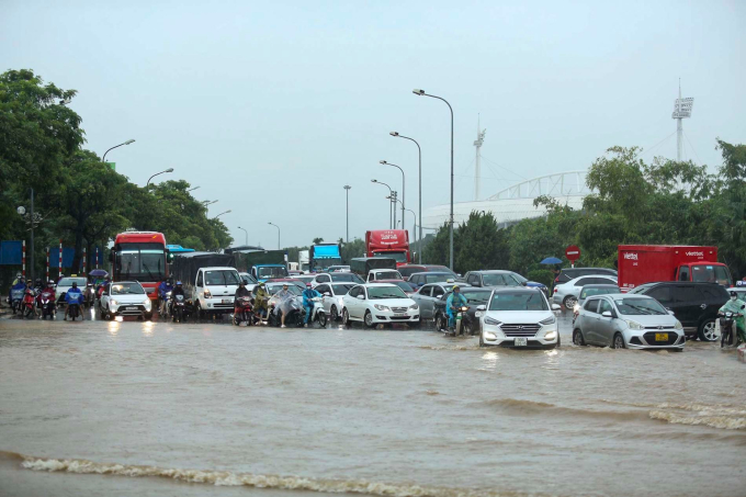   Nhiều đoạn ngập sâu khiến hàng loạt phương tiện không thể di chuyển, gây ra tình trạng kẹt cứng  