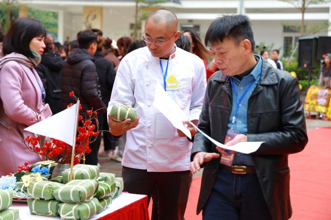 Nghệ nhân Phạm Hiếubày tỏ  hài lòng vì những tấm bánh được goiis tay vuông vức