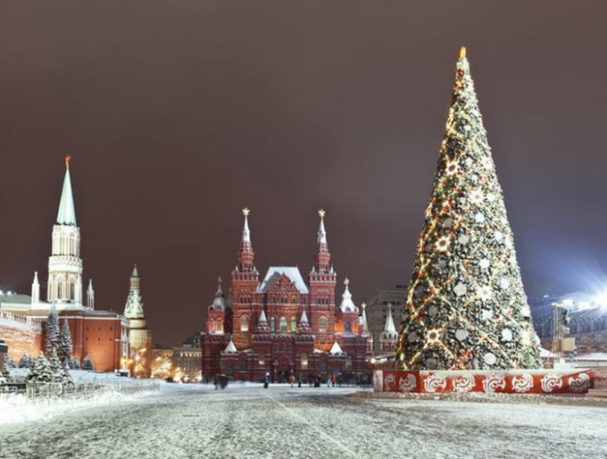 Cây thông Noel cao gần 17 m nằm giữa quảng trường tuyết trắng Manezh, Moscow, Nga