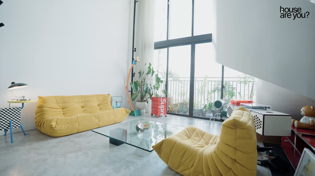 Bên trong căn duplex của Cô Em Trendy có gì: Ghế sofa gần 160 triệu, loa giống Jennie hơn 10.000 euro, nhìn đâu cũng thấy 