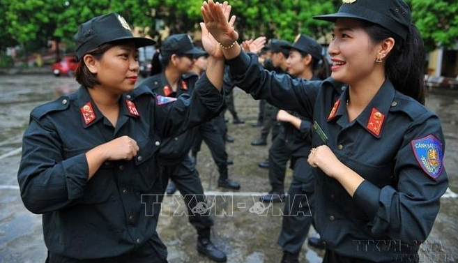 Với tinh thần xung kích, tất cả “Vì nhân dân phục vụ”, những “bông hồng” của công an tỉnh Ninh Bình luôn vượt khó để hoàn thành tốt nhiệm vụ được giao, khẳng định bản lĩnh, phát huy thế mạnh của nữ chiến sĩ công an, góp phần bảo vệ cuộc sống bình yên và hạnh phúc cho nhân dân. Ảnh: Minh Đức/TTXVN