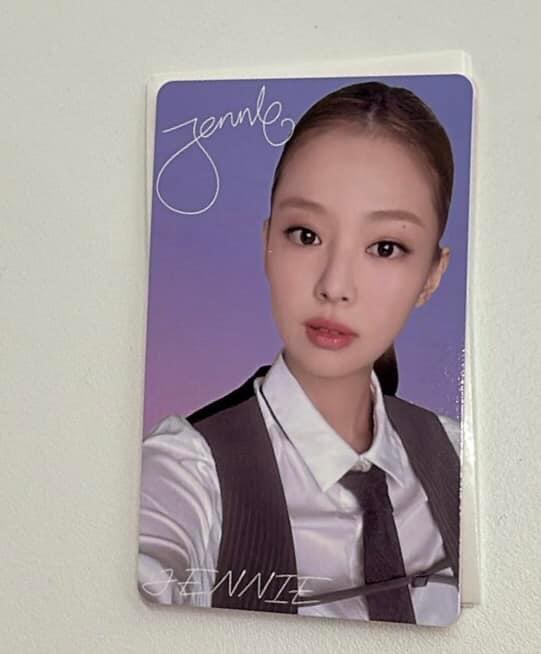 Nhưng sự chú ý của netizen lại va vào card bo góc mới của Jennie