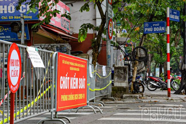 Bên cạnh đó lực lượng chức năng đã tiến hành phong toả các lối ra vào, ngõ ngách khu vực liên quan đến bệnh viện Việt Đức như  hai đầu phố Phủ Doãn, ngõ Huyện, phố Chân Cầm, phố Ấu Triệu.