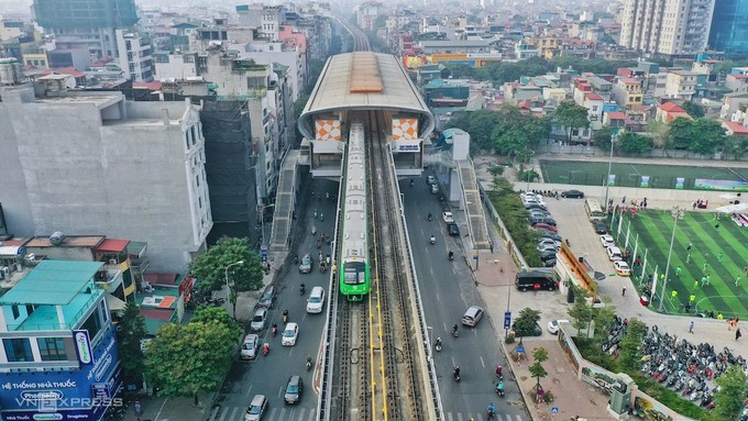   Đoàn tàu chạy qua nhà ga La Thanh, sáng 12/12. Ảnh: Giang Huy  