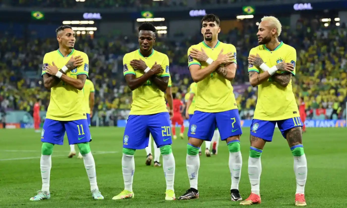   Cầu thủ Brazil nhảy Samba sau khi Vinicius mở tỷ số. Ảnh: Reuters.  