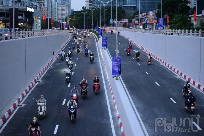 Sau 2 năm thi công, hầm chui Lê Văn Lương đã chính thức được đi vào hoạt động vào sáng hôm qua 5/10