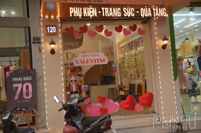 Phụ kiện trang sức quà tặng tại Cầu Giấy và cửa hàng thời trang sale đến 70%.