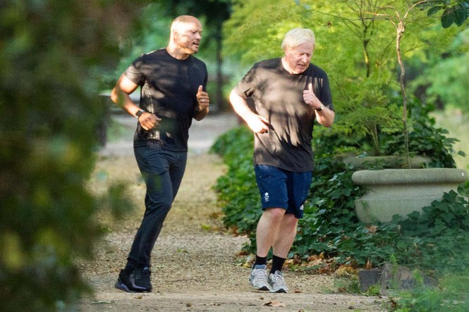 Thủ tướng Anh Boris Johnson (phải) chạy bộ cùng HLV cá nhân của mình. Ảnh: Evening Standard.