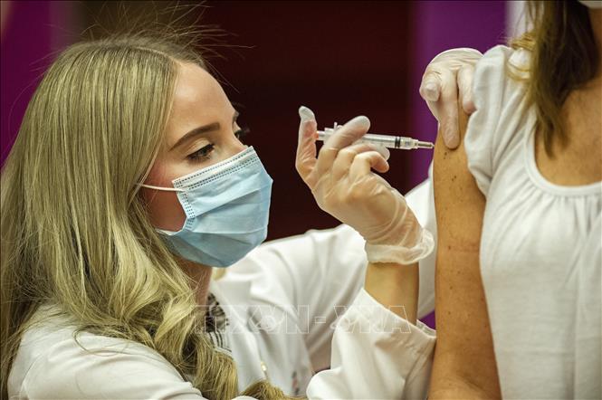  Tiêm chủng vaccine ngừa COVID-19 tại Hartford, Connecticut, Mỹ. Ảnh minh họa: AFP/TTXVN