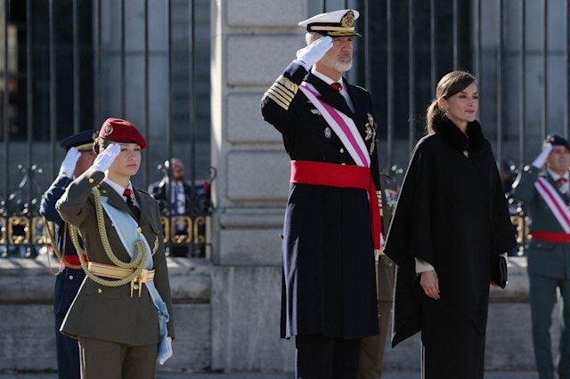 Leonor và cha cô được nhìn thấy đang đứng chào nghiêm trong khi Vương hậu Letizia nhìn với vẻ tự hào.