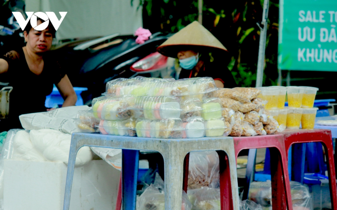 Bột nếp tươi làm bánh trôi, bánh chay đang được rao bán khá rầm rộ. Những gói bột này đã bao gồm đầy đủ nguyên liệu như: Bột, nhân đường, nhân đậu xanh, vừng, dừa nạo, bánh ngũ sắc đóng hộp… Khách hàng chỉ việc nặn, tạo hình theo ý thích và luộc chín.