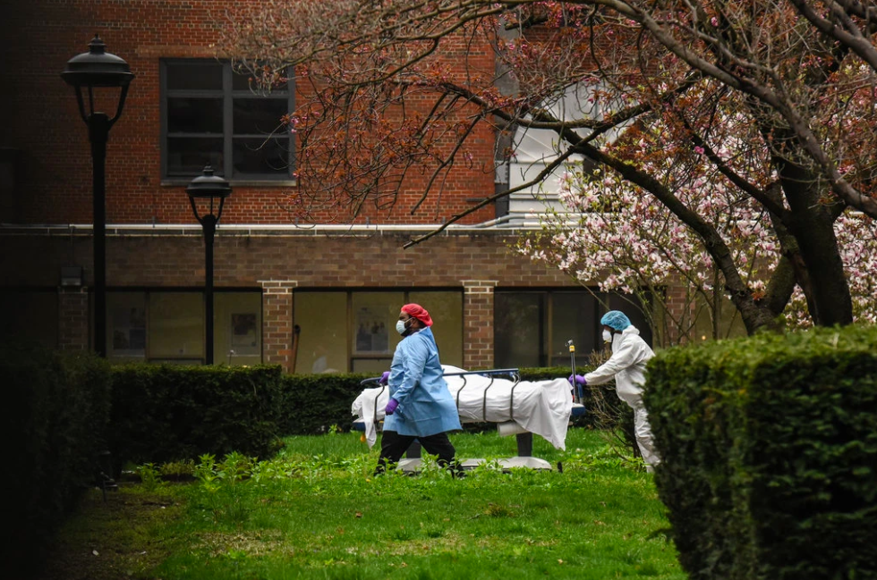   Nhân viên y tế đưa một thi thể ra xe tải đông lạnh tại bệnh viện Kingsbrook Jewish, Brooklyn, New York hôm 9/4. Ảnh: New York Times  