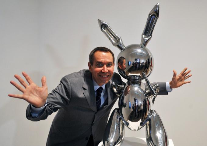 Jeff Koons chụp cạnh tác phẩm 