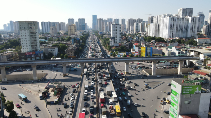   Ngay từ sớm, lượng phương tiện đổ ra đường đã tăng đột biến, hầu hết các tuyến phố đều trong tình trạng đông đúc  