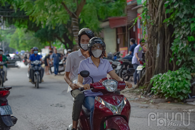 Phụ huynh đã đưa con đến trường từ rất sớm tranh thủ ôn bài, ăn sáng trước khi vào phòng thi.