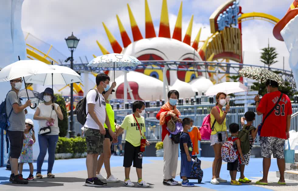 Du khách xếp hàng để tham gia trò chơi tại công viên Ocean Park Hong Kong.