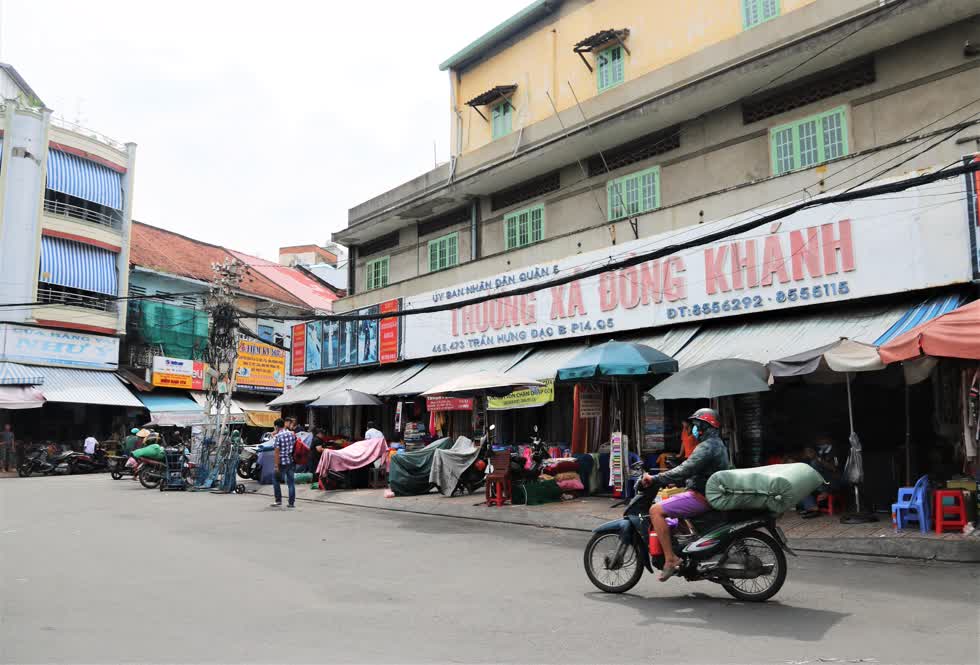 Chợ Soái Kình Lâm, nằm ở tầng trệt của thương xá Đồng Khánh, là khu chợ chuyên sỉ các loại vải có giá rẻ và lâu đời nhất tại Sài Gòn.