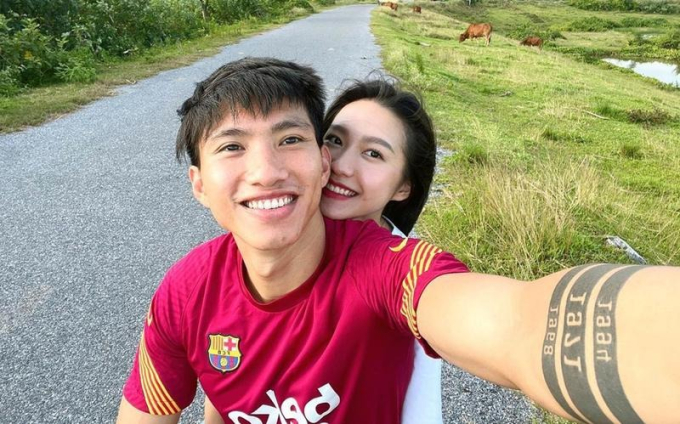 Cặp đôi selfie khi ra đồng hóng gió