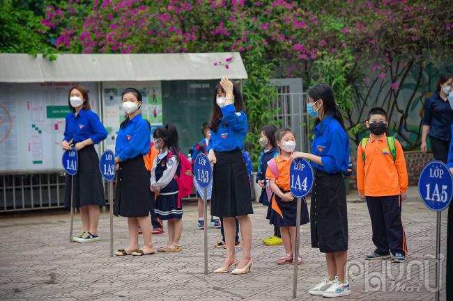 Thanh niên tình nguyện nhận các lớp mới vào trường.