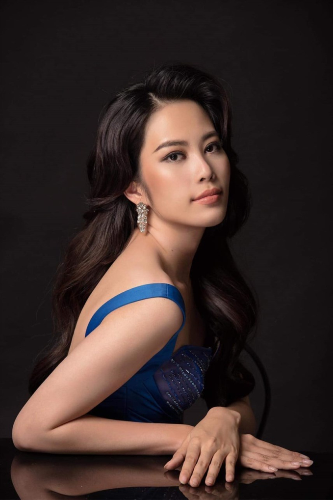 Trong vòng chung khảo Miss World Vietnam 2022, Nguyễn Lệ Nam Em là một trong những cái tên nhận được nhiều quan tâm. Người đẹp sinh năm 1996 sở hữu chiều cao 1,71 m cùng số đo 3 vòng gợi cảm lần lượt là 85-61-90 cm. Sau khi giành danh hiệu Hoa khôi Đồng bằng sông Cửu Long, Nam Em đại diện Việt Nam tham gia cuộc thi Hoa hậu Trái đất 2016 và lọt vào Top 8 chung cuộc. Ngoài ra, cô xuất sắc sắc ẵm được hàng loạt các giải thưởng trong khuôn khổ cuộc thi như: Giải bạc trong phần thi Tài năng, top 3 Trang phục dạ hội, một huy chương vàng tại Hoa hậu Trái Đất 2016.