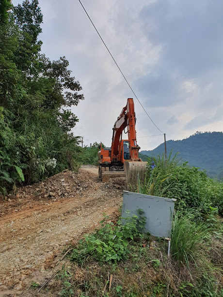 Nơi các đối tượng đổ trộm dầu thải, đường phải bóc lên để sửa chữa (Ảnh: Tâm Hiếu)