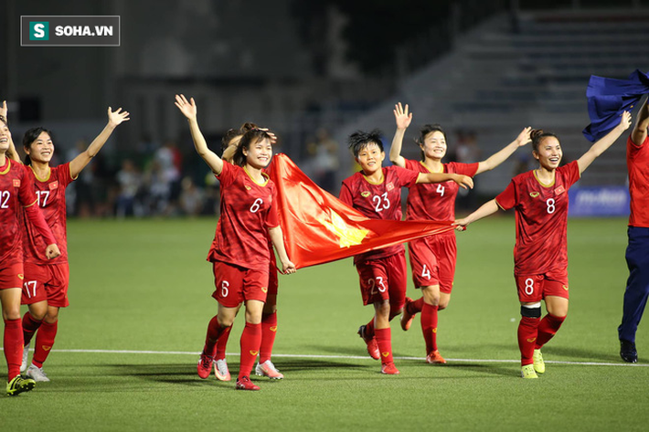 Chùm ảnh: HLV Mai Đức Chung và học trò rạng rỡ ăn mừng HCV SEA Games thứ 2 liên tiếp