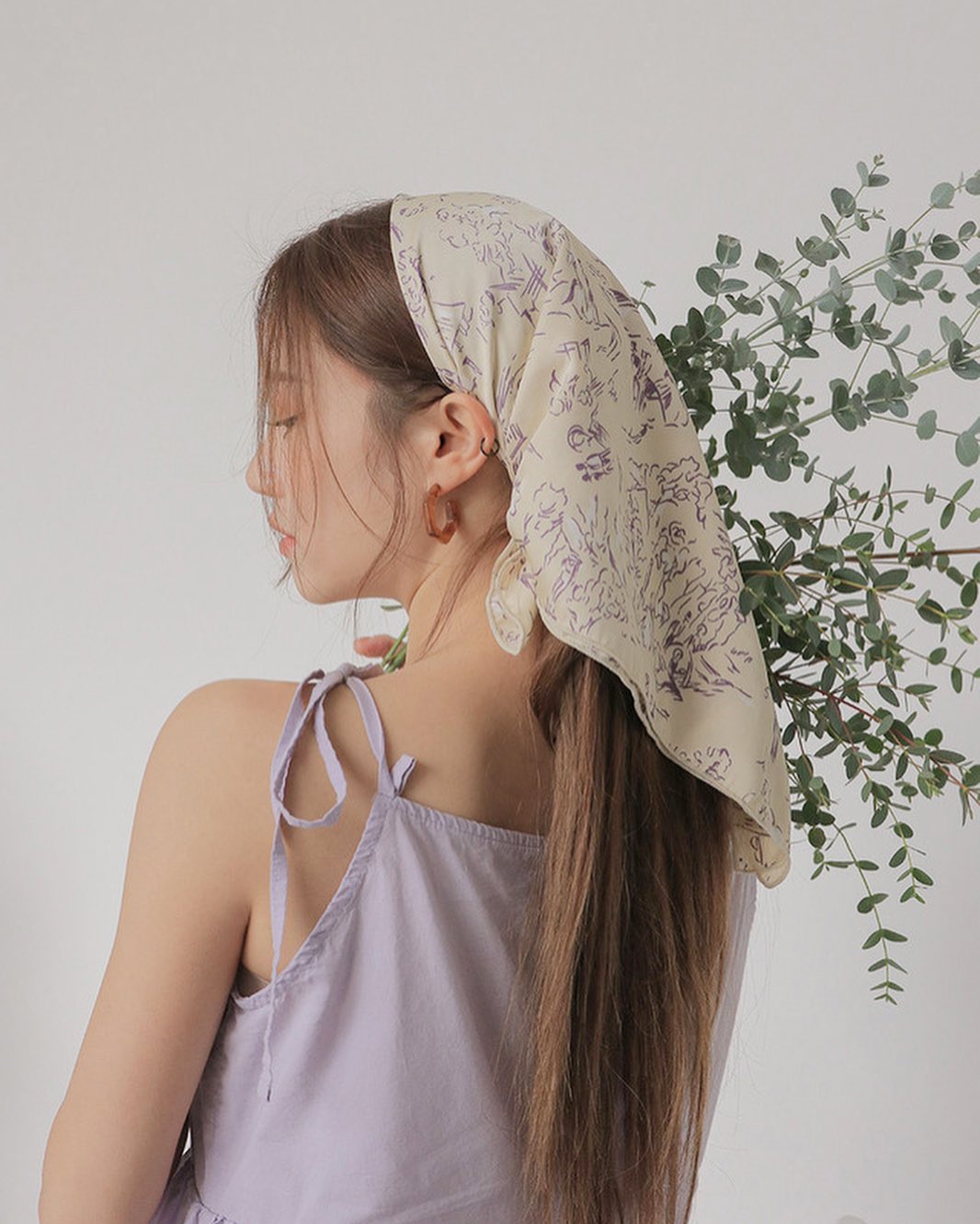 Khăn bandana là phụ kiện không thể thiếu trong tủ quần áo của những cô gái theo đuổi phong cách Cottagecore. Ảnh: @sora_pppp 