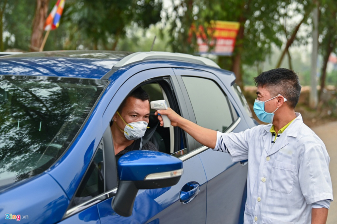 Anh Tuấn (cán bộ y tế xã Sơn Lôi) cho biết những người đi qua chốt kiểm tra dịch bệnh đều phải kiểm tra thân nhiệt. Thời gian hoạt động vất vả nhất của chốt thường vào lúc 6h30 sáng khi bà con ra đồng làm ruộng, công nhân bắt đầu đi làm tại khu công nghiệp Bình Xuyên gần đó.