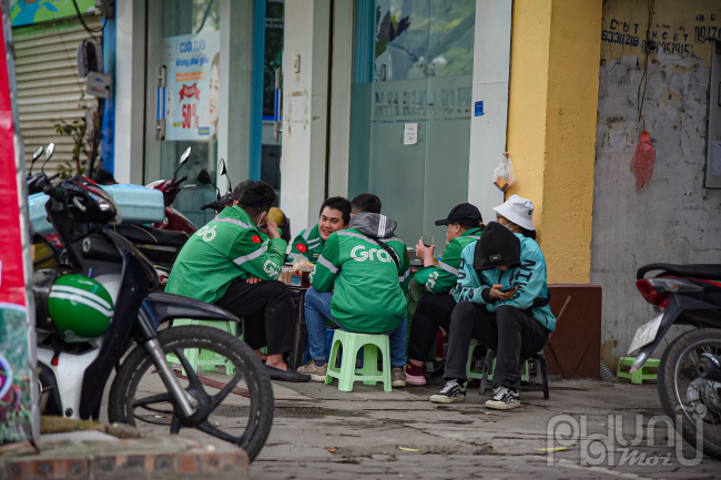 Tài xế công nghệ trong những ngày giá xăng tăng vọt, thay vì bật áp chạy thì họ tụ tập, chọn những cuốc xe nào hợp lý thì chạy, nếu không đáp ứng được họ lại huỷ.