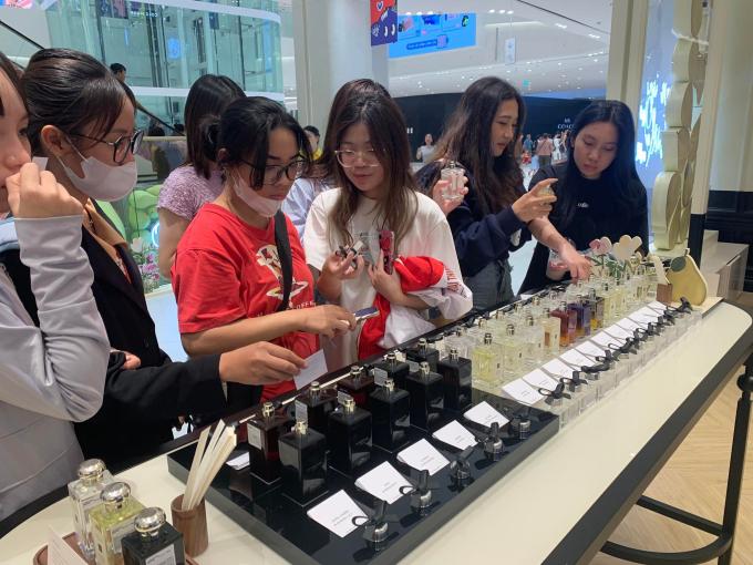 Nhiều bạn trẻ ghé qua cửa hàng của Jomalone trong ngày đầu khai trương cửa hàng đầu tiên tại Hà Nội.                       