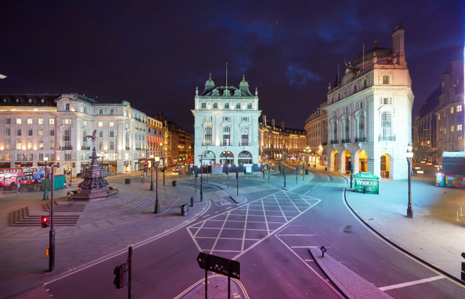 London, Vương quốc Anh: Đại lộ Piccadilly Circus từng chật cứng người giờ trở nên vắng vẻ trong buổi tối thứ bảy (Ảnh: David Levene/The Guardian).