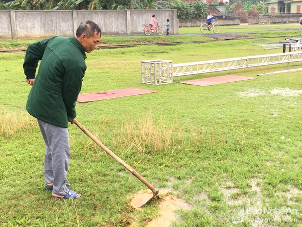 Bố Công Phương tất bật dọn dẹp mặt bằng. Ảnh: Báo Nghệ An.